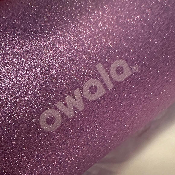 Owala FreeSip So Eggstra Limited Edition – Bottiglia 32 Oz Viola Scintillante – Isolata Con Paglia